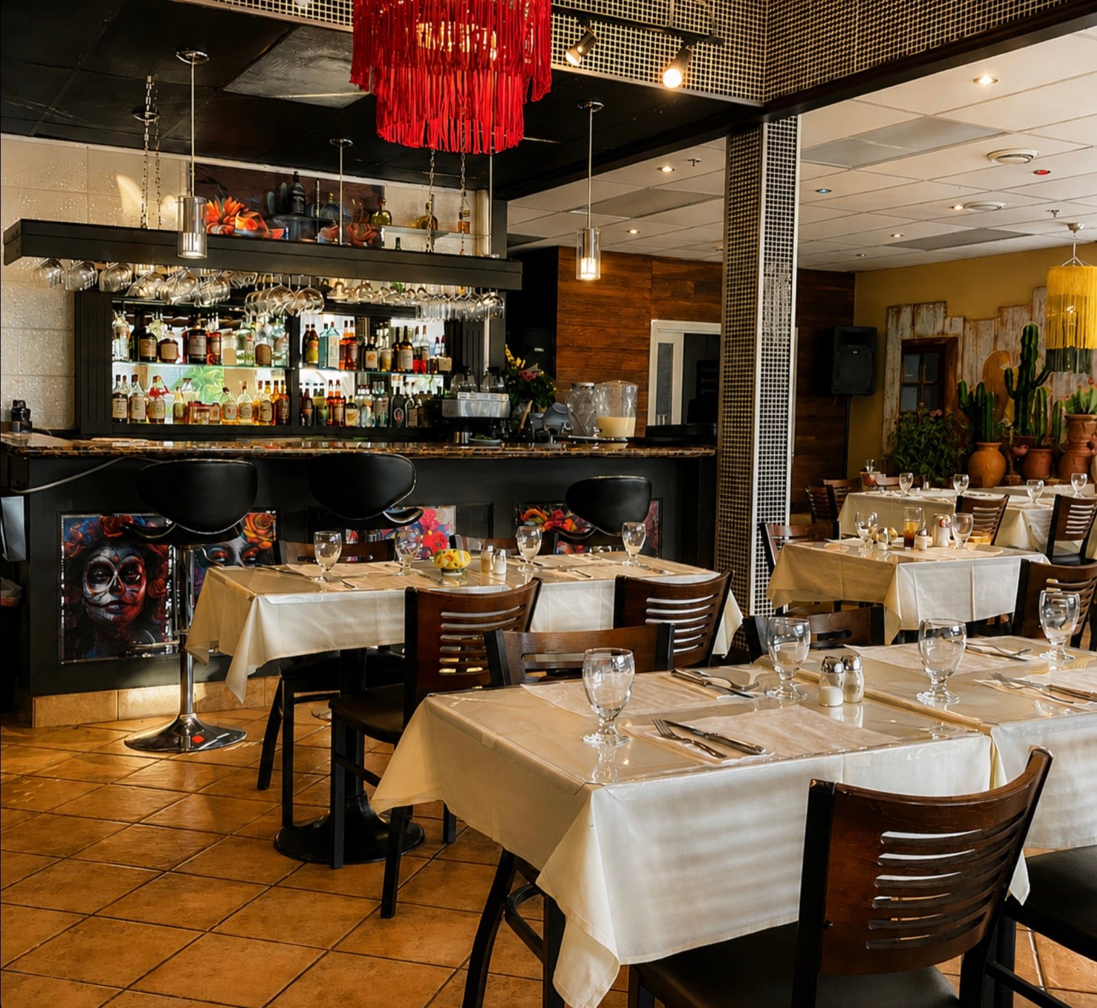 Salle et bar du restaurant Don Frank Resto Bar à Brossard